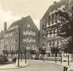 Kort na oplevering. Let op de erkers op de bovenste verdieping rechts,
<br/>
Stadsarchief Amsterdam, ca. 1930